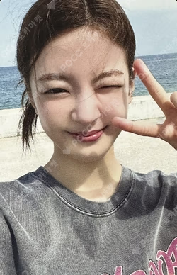 TUNNEL VISION BROADCAST LIA photocard image