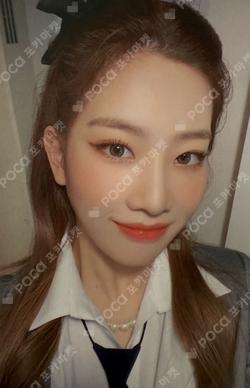 2022 LOONA 3RD SEASON'S GREETINGS Kim Lip photocard image