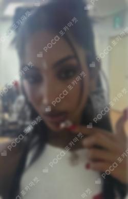 BEAUTIFUL CHAOS BROADCAST Lara photocard image