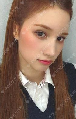 BUBBLE GUM MAKESTAR HUENING BAHIYYIH photocard image