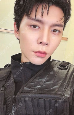 NCT 127 4TH TOUR NEO CITY : SEOUL - THE MOMENTUM FANLIGHT POUCH SET JOHNNY photocard image