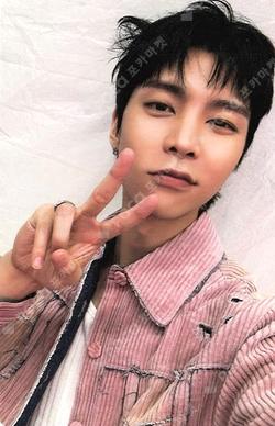 SMTOWN LIVE 2025 in SEOUL MP3 PLAYER SET JOHNNY photocard image