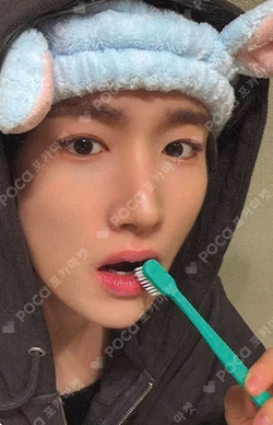 As I am APPLEMUSIC HYUK photocard image