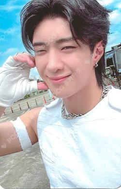 UNBROKEN SILENCED VER. WYATT photocard image