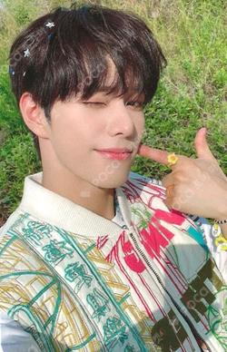 HOUSE OF TRICKY : HOW TO PLAY APPLEMUSIC LUCKY DRAW JINSIK photocard image