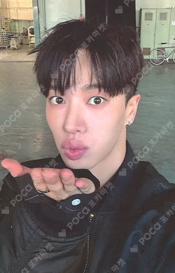 2025 SEASON’S GREETINGS CALENDAR TRADING PHOTO CARD LEE GI KWANG photocard image