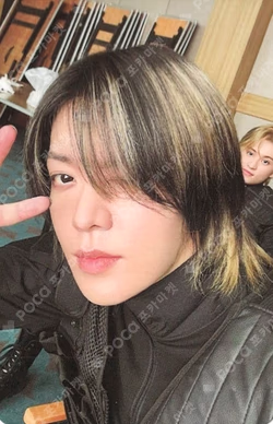 NCT 127 4TH TOUR NEO CITY : SEOUL - THE MOMENTUM FANLIGHT POUCH SET YUTA photocard image