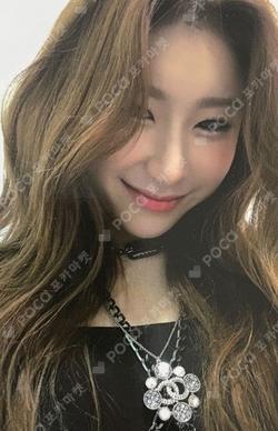 Not Shy YIZHIYU CHAERYEONG photocard image
