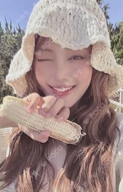 2026 SEASON'S GREETING i-dle & Soil Co. MINNIE photocard image