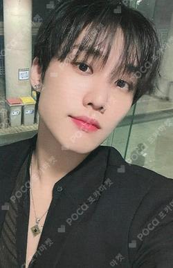 Unexpected YIZHIYU JACOB photocard image