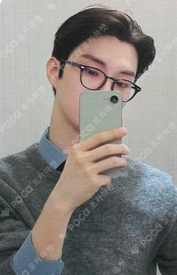 Unexpected YIZHIYU Q photocard image