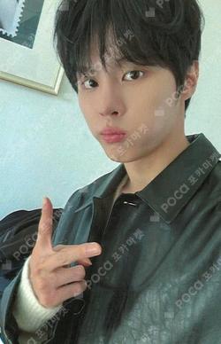 2024 SEASON'S GREETING [Every piece of you] Hellolive shop WINNER KIM WOO SEOK photocard image