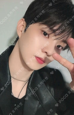 Unexpected YIZHIYU Q photocard image