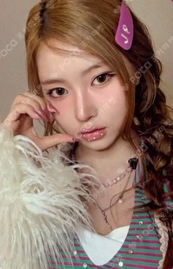 2026 SEASON'S GREETINGS [KiiiKiii POP INTO COMIC] HAUM photocard image