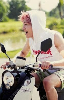 Odd SMTOWN MUSEUM ONEW photocard image