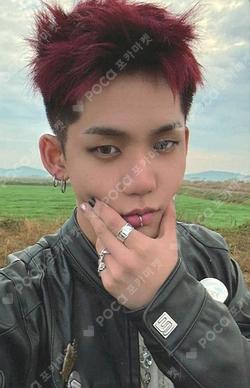 PLEASURE YELLOW/GREEN VER. WEVERSE CHOI HYUN SUK photocard image