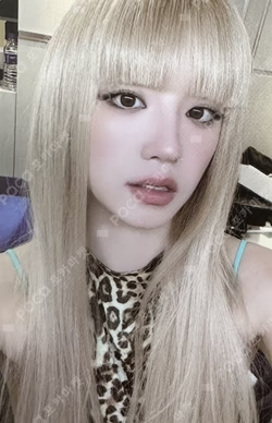 We are IDOUSTAGE LUCKY DRAW YUQI photocard image