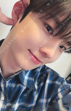 Unexpected YIZHIYU Q photocard image