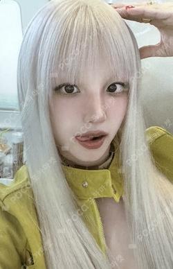 We are IDOUSTAGE LUCKY DRAW YUQI photocard image