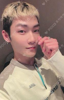 Unexpected YIZHIYU KEVIN photocard image