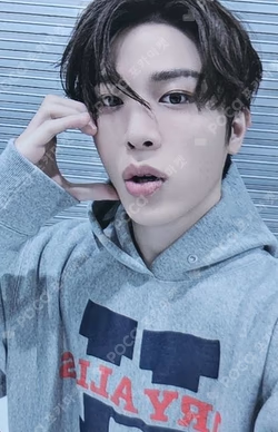 TREASURE 2025 SEASON’S GREETINGS OVERFIT TEAM HOODIE SO JUNG HWAN photocard image