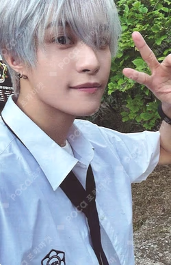 2026 SEASON'S GREETINGS YANGYANG photocard image