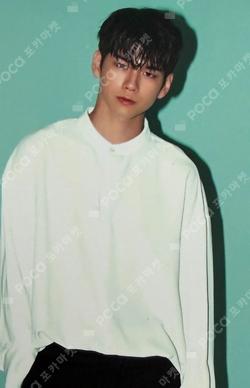 WANNA ONE POP-UP STORE CARRIER ONG SEONG WU photocard image