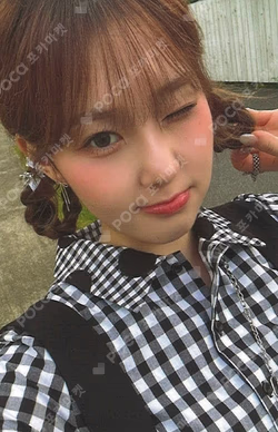 2026 SEASON'S GREETINGS [BETWEEN FRIENDS&FOREVER] CHAEHYUN photocard image