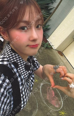 2026 SEASON'S GREETINGS [BETWEEN FRIENDS&FOREVER] CHAEHYUN photocard image