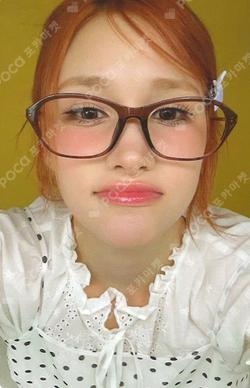 2026 SEASON'S GREETINGS [BETWEEN FRIENDS&FOREVER] HUENING BAHIYYIH photocard image