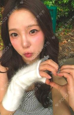 2026 SEASON'S GREETINGS [BETWEEN FRIENDS&FOREVER] YUJIN photocard image