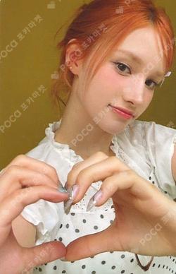 2026 SEASON'S GREETINGS [BETWEEN FRIENDS&FOREVER] HUENING BAHIYYIH photocard image