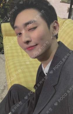 2021 YOON JI SUNG ONLINE FANMEETING 동,화(Christmas story) TICKET & POSTCARD & PHOTOCARD SET Yoon Ji Sung photocard image