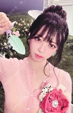 Ice Cream POP-UP STORE TRADING CARD YUNA photocard image