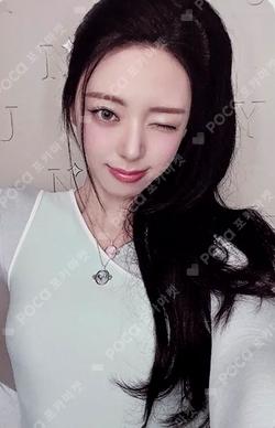 Ice Cream POCAALBUM B Ver. YUNA photocard image