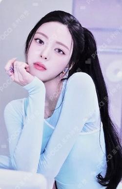 Ice Cream POP-UP STORE TRADING CARD YUNA photocard image