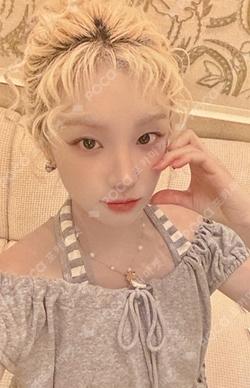 We are POPMERCH YUQI photocard image