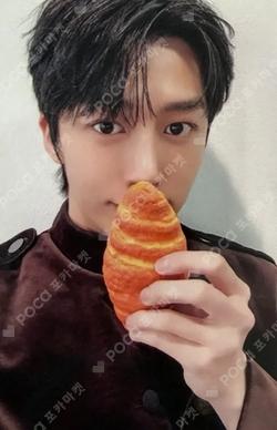 Unfold Barnes & Noble Exclusive HYUNGWON photocard image