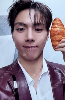 Unfold Barnes & Noble Exclusive SHOWNU photocard image