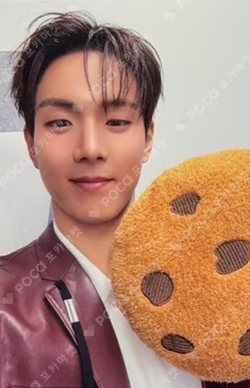 Unfold Walmart Exclusive SHOWNU photocard image