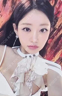 Who is she POP-UP CAFE LUCKY DRAW JULIE photocard image