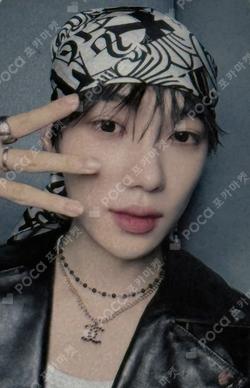 Unexpected YIZHIYU NEW photocard image