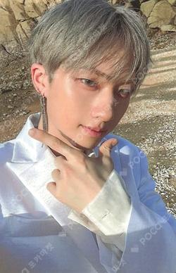 UNIQUE Light Keyring Ver. JIUNG photocard image