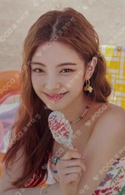 2022 SEASON'S GREETINGS [BEST FRIENDS FOREVER] TRADING CARD & STICKER SET LIA photocard image