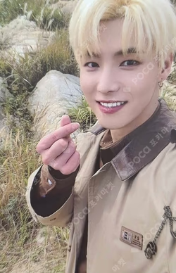 2022 SEASON’S GREETINGS YONGHOON photocard image
