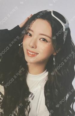 ITZY 3RD WORLD TOUR [TUNNEL VISION] in JAPAN Photo card set YUNA photocard image