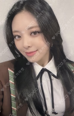 ITZY YUNA photocard image