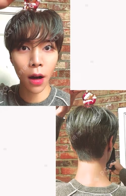 2023 PINK CHRISTMAS ACRYLIC TURNING STAND SET JOHNNY photocard image