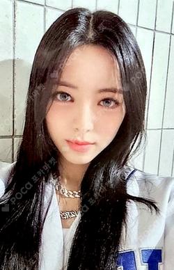 ITZY YUNA photocard image