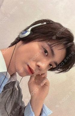 About Love APPLEMUSIC HWIYOUNG photocard image
